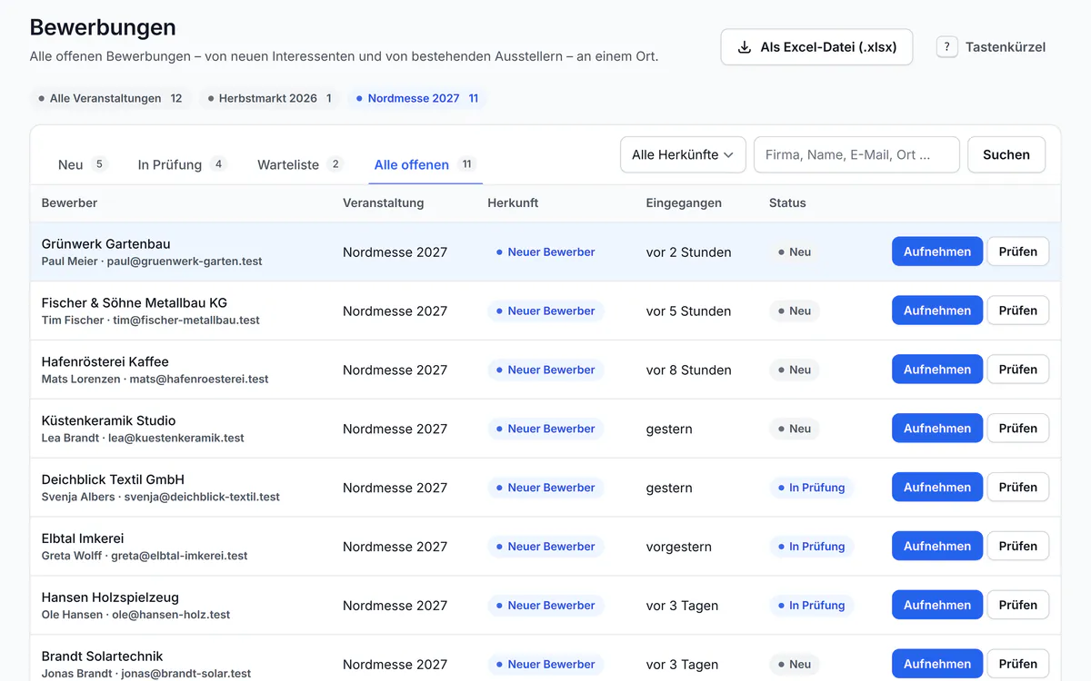 Der Bewerbungseingang von PlanDocket: neue Bewerbungen einer Beispielmesse mit Herkunft, Eingangszeit und Status, jeweils mit den Schaltflächen Aufnehmen und Prüfen.